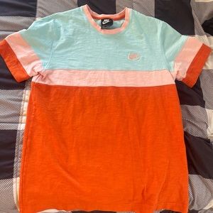 NIKE SHIRT- Size small but fits more like a medium. Worn maybe three times.